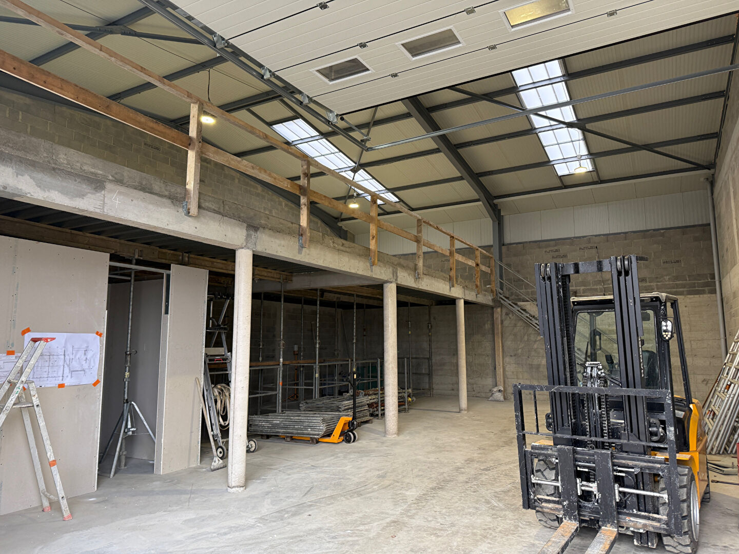 Local / Bureau à usage commercial neuf 220 m2 avec stockage