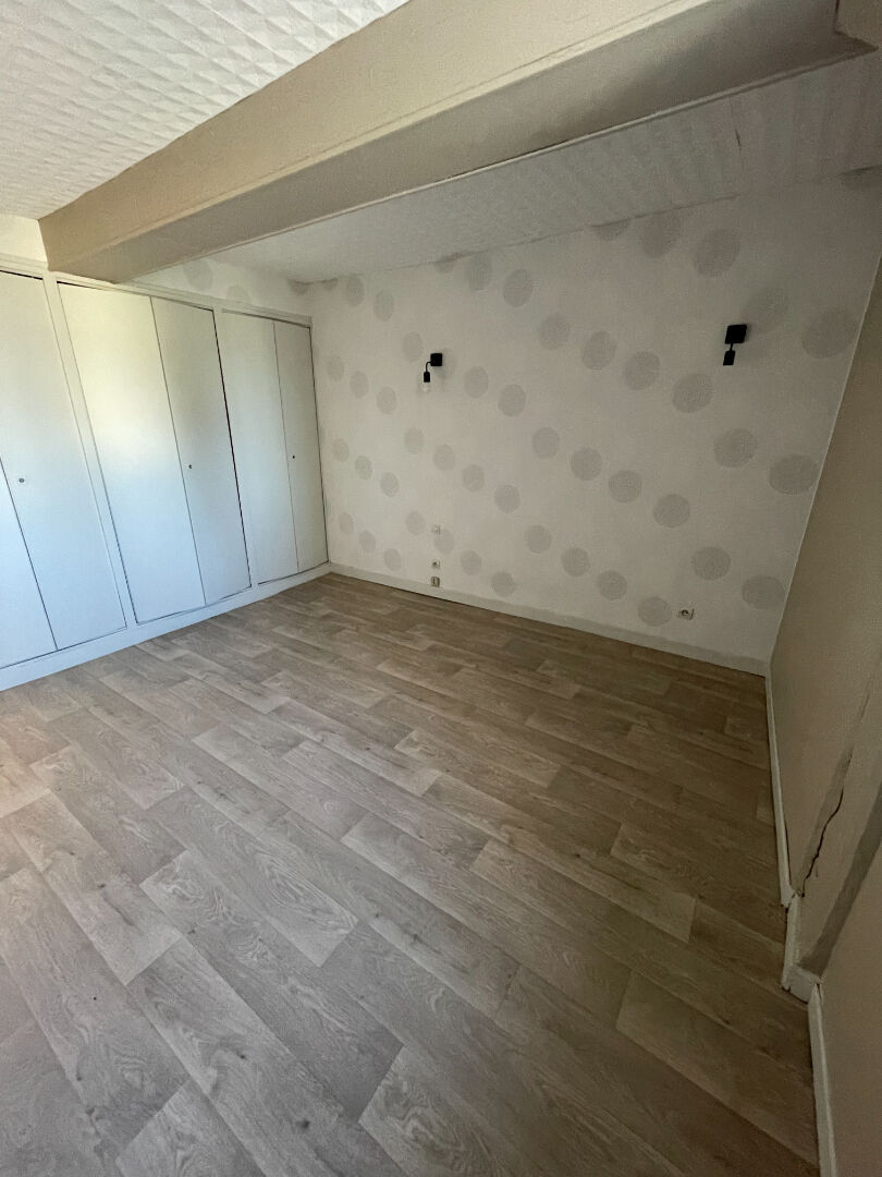 Centre de BOURG ACHARD - Appartement 2 pièces et 1 bureau de 49 m2