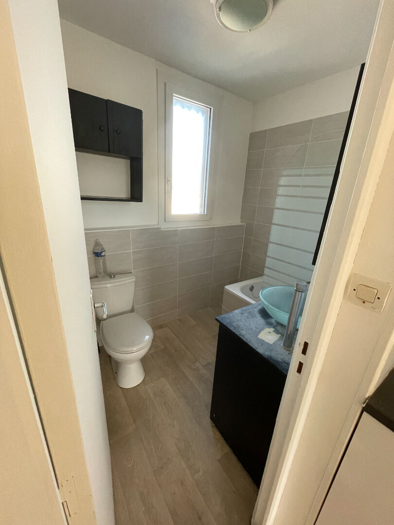 Centre de BOURG ACHARD - Appartement 2 pièces et 1 bureau de 49 m2