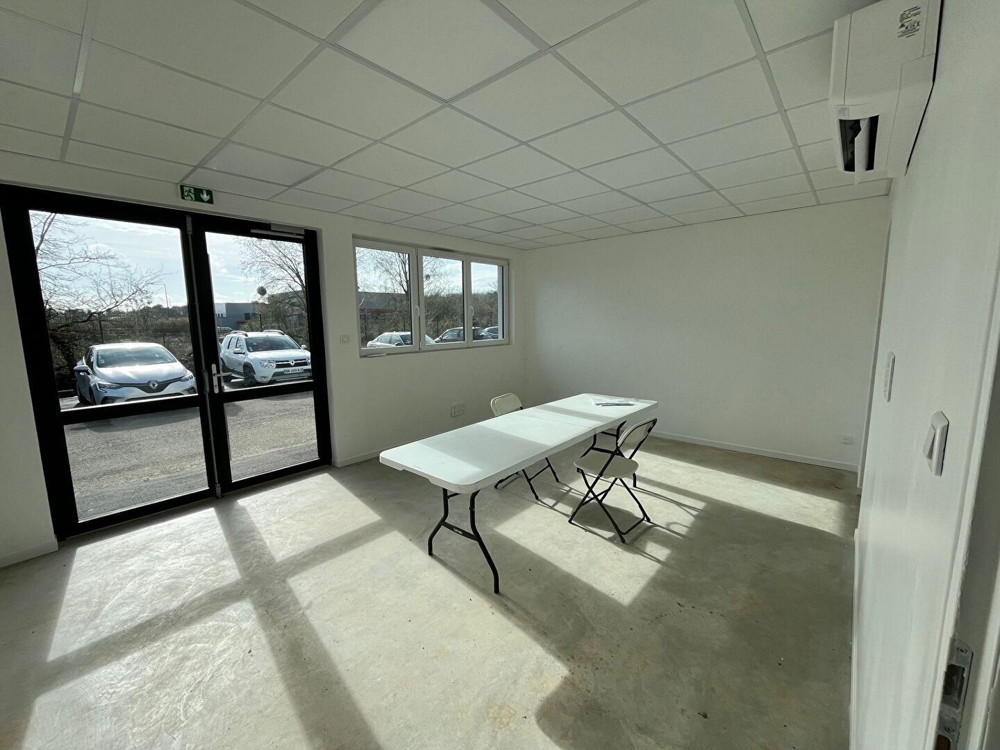 Local / Bureau à usage commercial neuf 220 m2 avec stockage