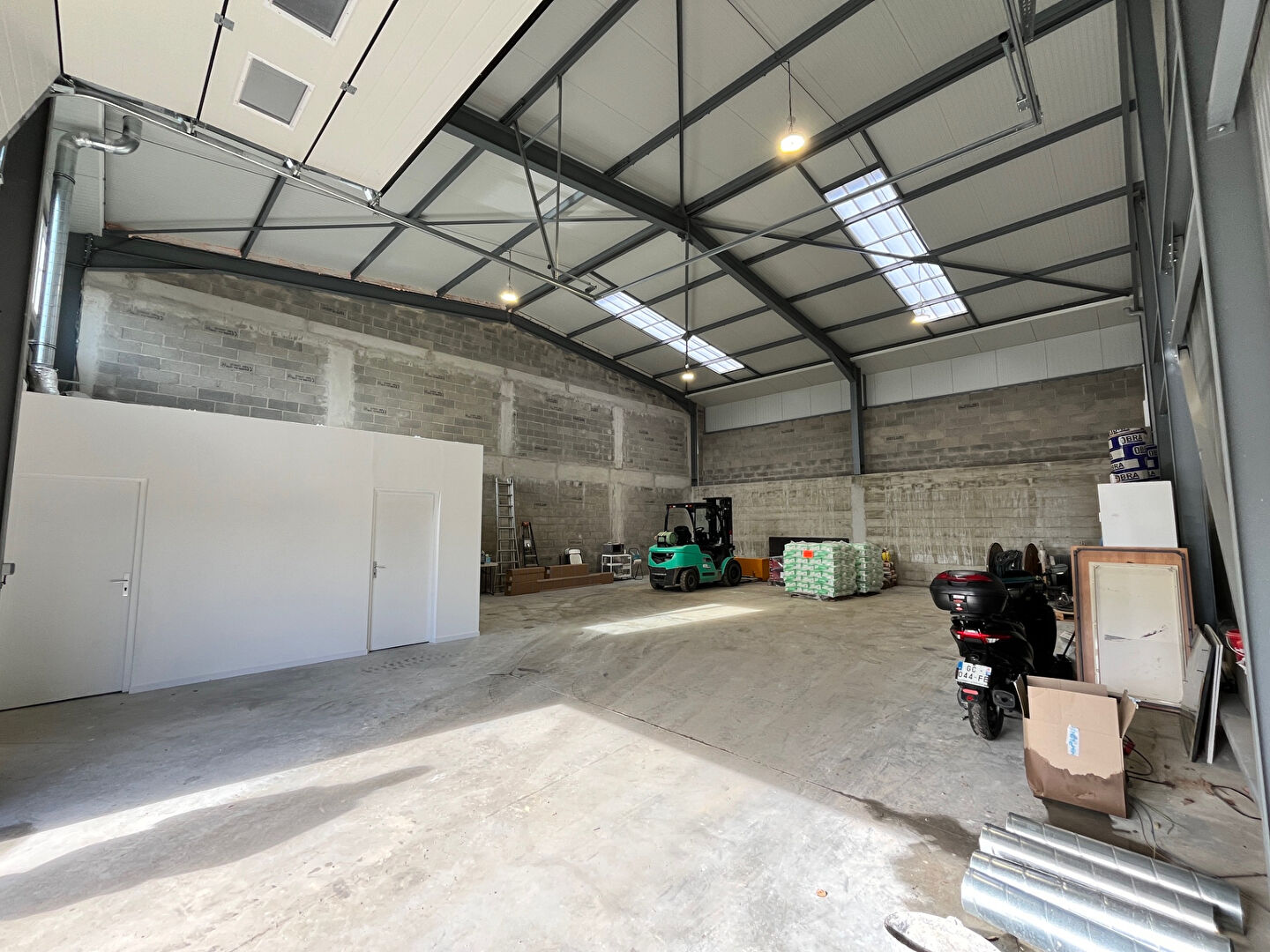 Local / Bureau à usage commercial neuf 220 m2 avec stockage