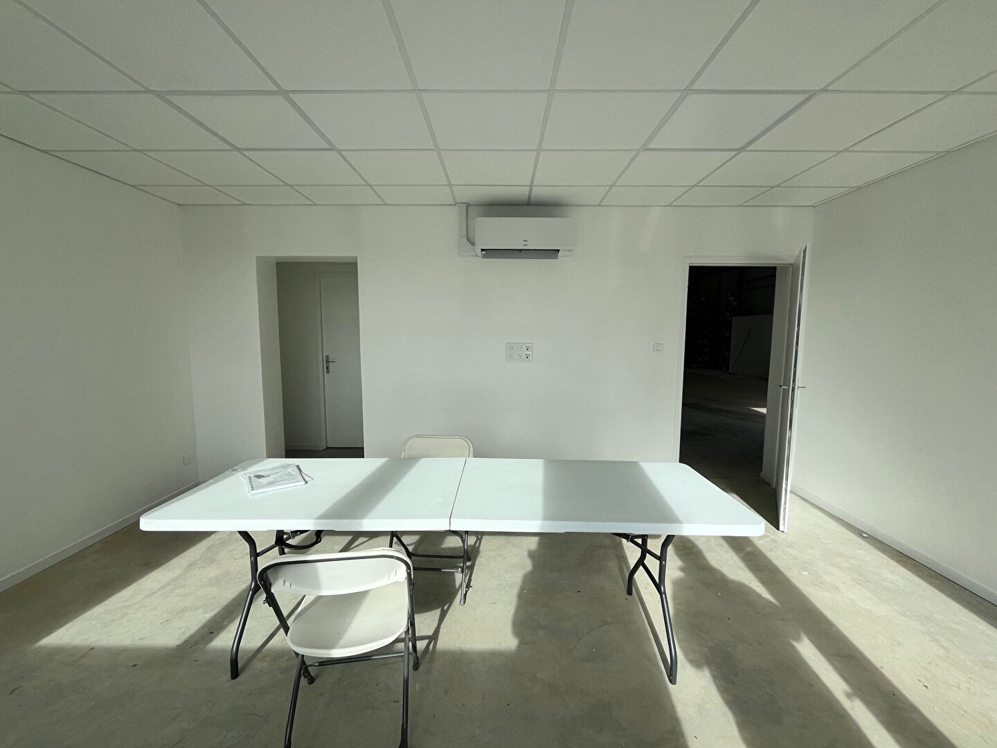 Local / Bureau à usage commercial neuf 220 m2 avec stockage