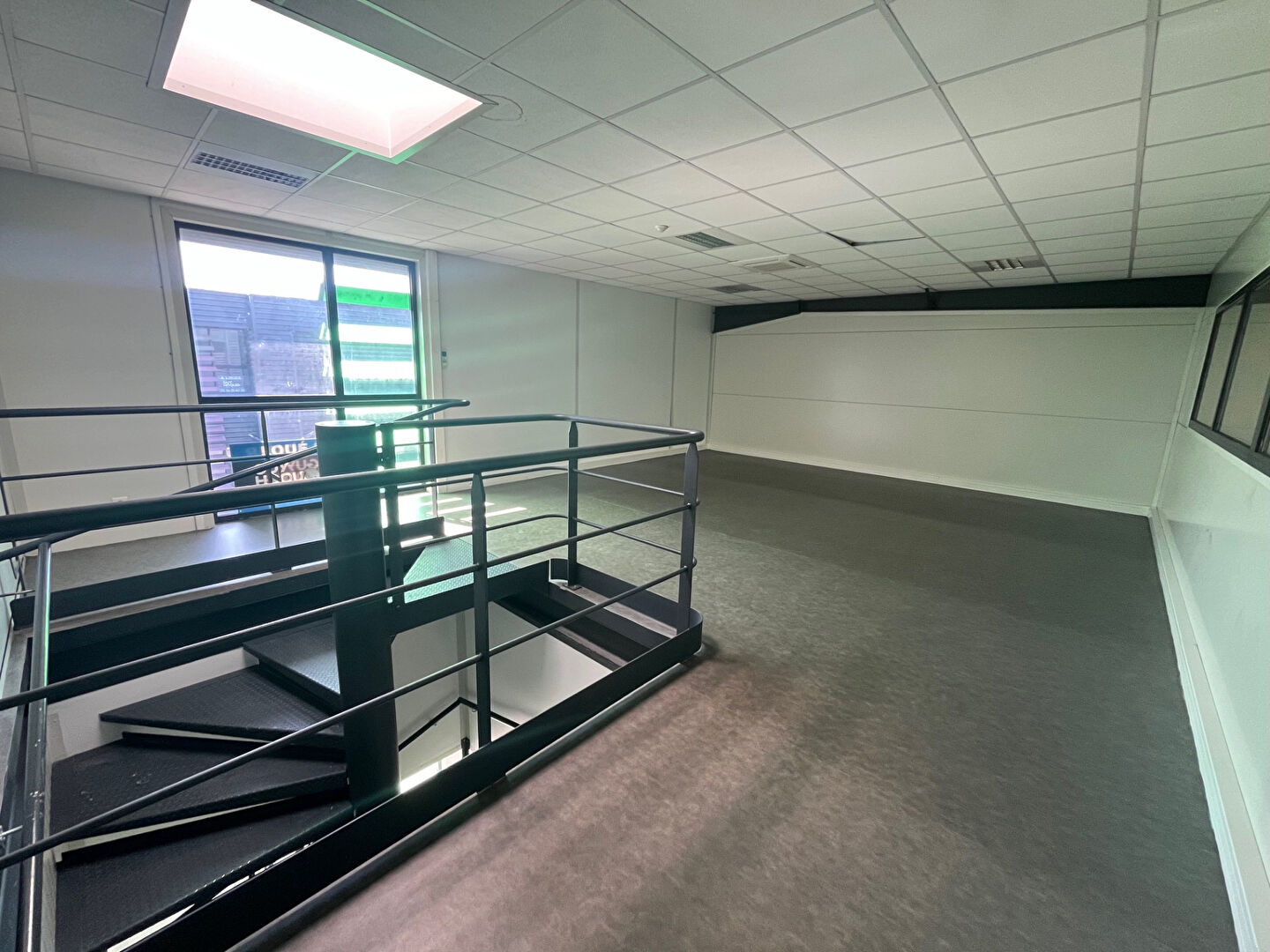 VAL DE REUIL - LOCAL PROFESSIONNEL DE 160M² PROCHE A13  REF VDR-8