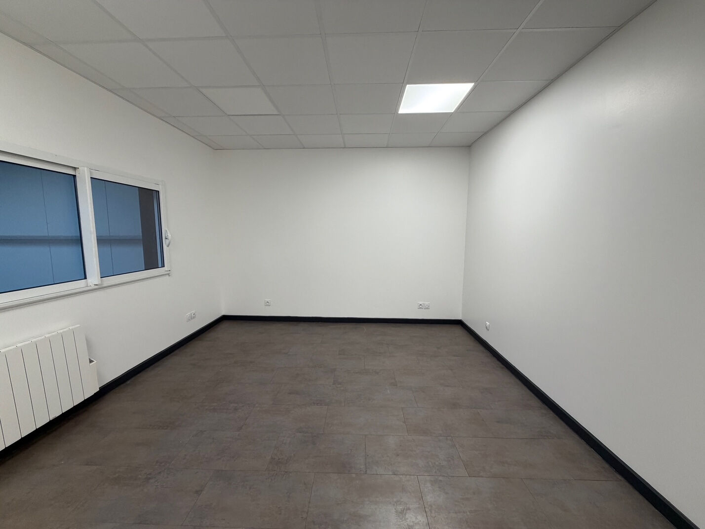 Local d'activité Saint Ouen De Thouberville 1700 m2