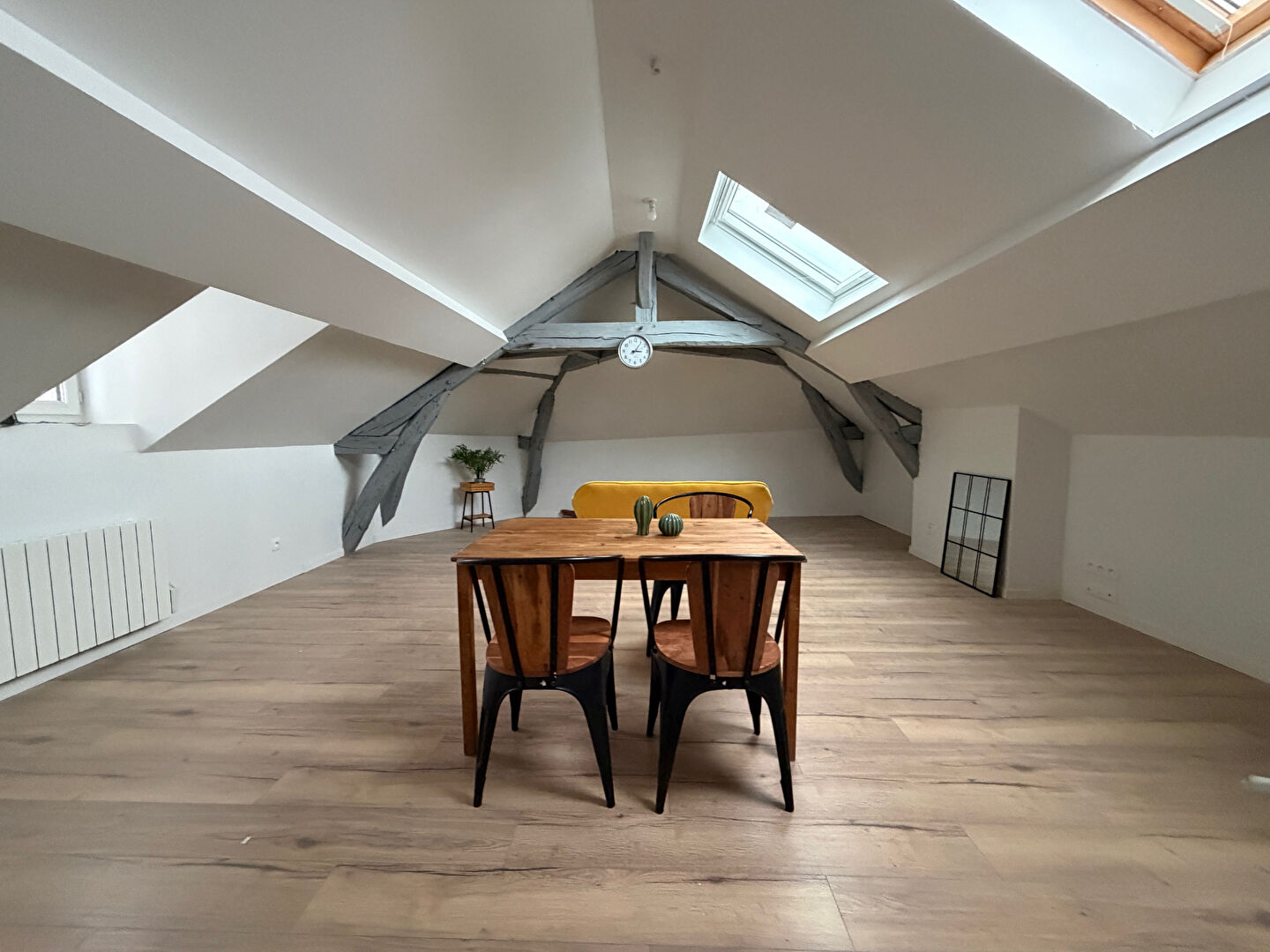 STUDIO  SITUE A LOUVIERS DE 35m2