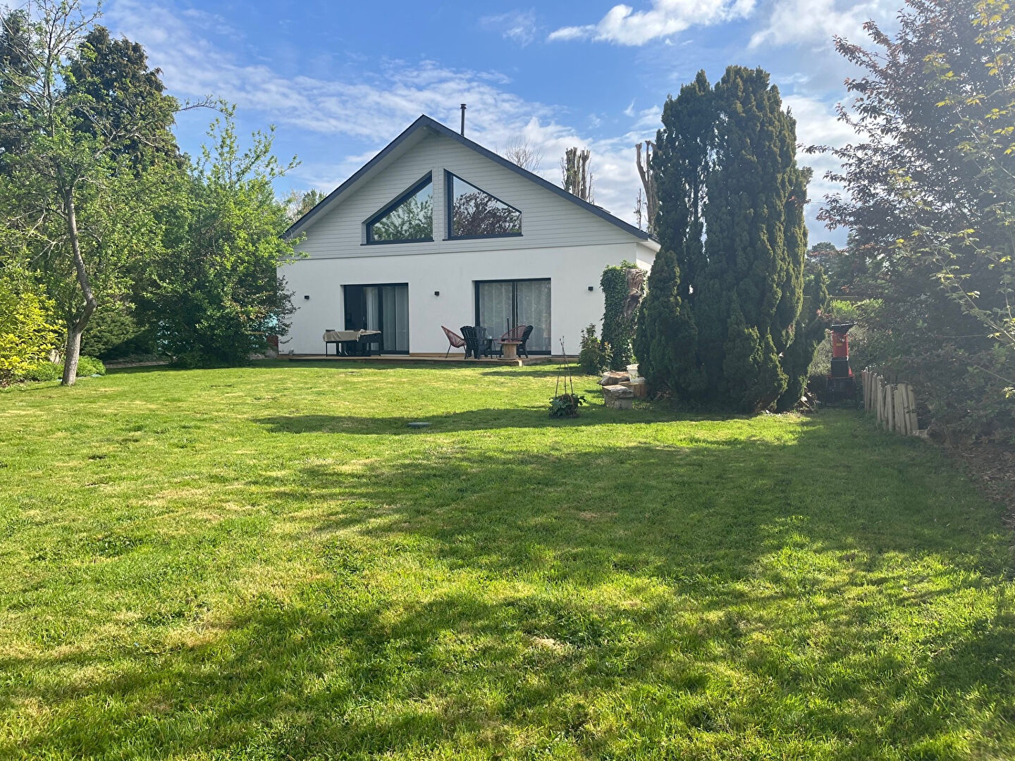 Villa contemporaine de grand standing à vendre à Venon - Réf. DD1801L