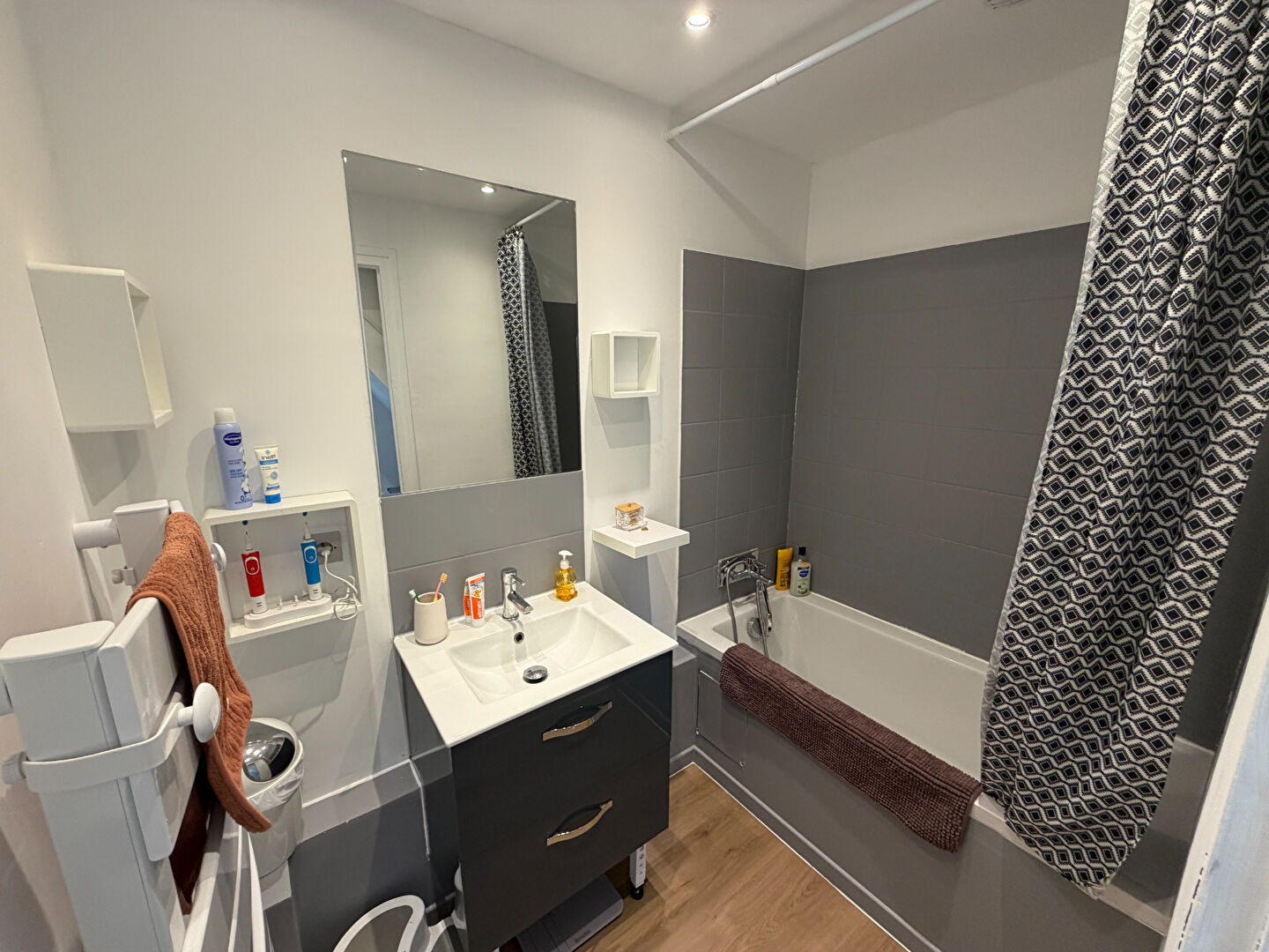 Maison de ville entièrement MEUBLEE sur Saint Aubin Lès Elbeuf