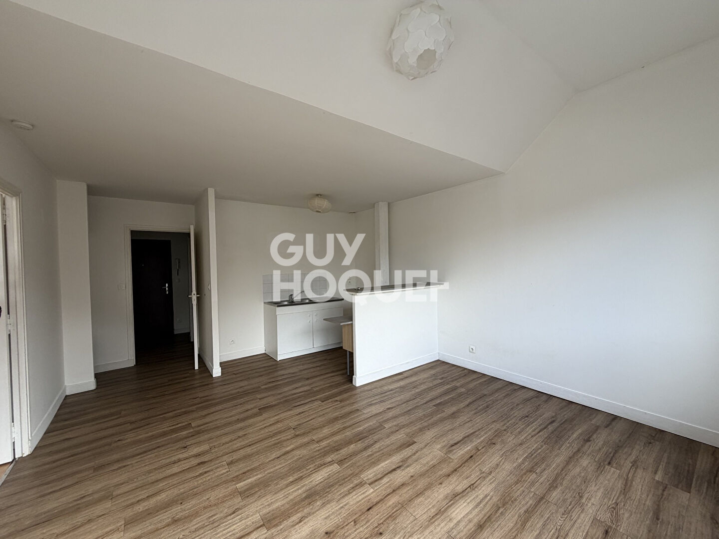 Appartement F2 en résidence calme et sécurisée avec place de parking.