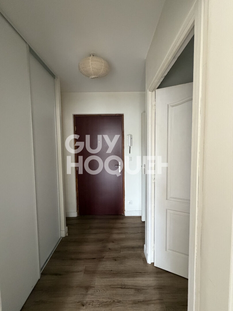 Appartement F2 en résidence calme et sécurisée avec place de parking.