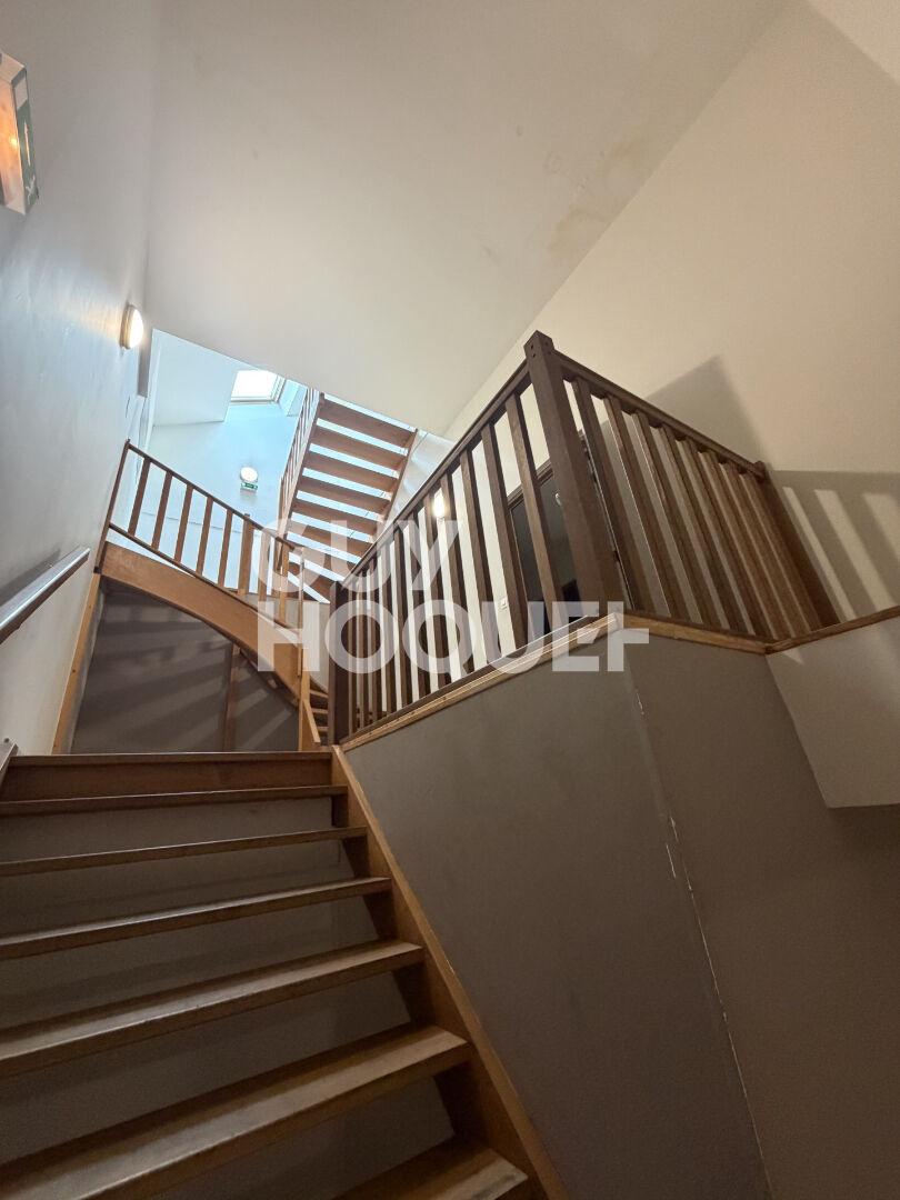 Appartement F2 en résidence calme et sécurisée avec place de parking.