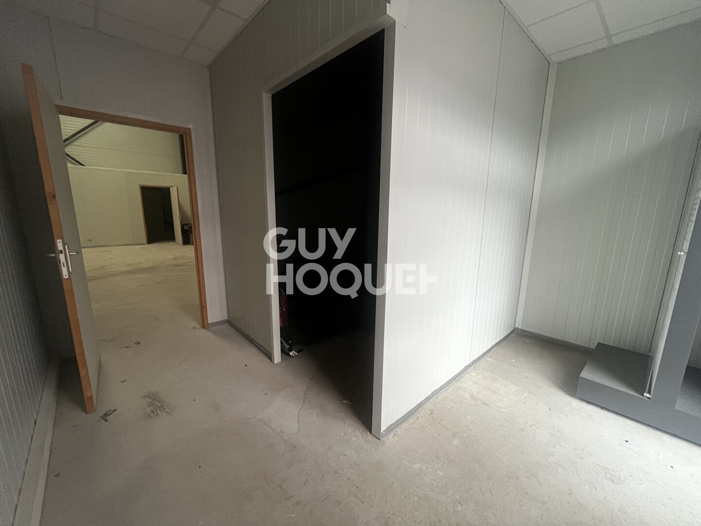 LOCAL COMMERCIAL DE 160M² PROCHE A13