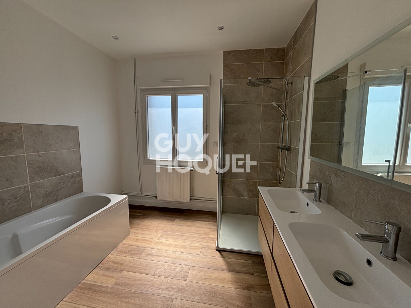 APPT T4 EN TRIPLEX  REFAIT A NEUFBOURG ACHARD AVEC TERRASSE/BALCON/PARKING