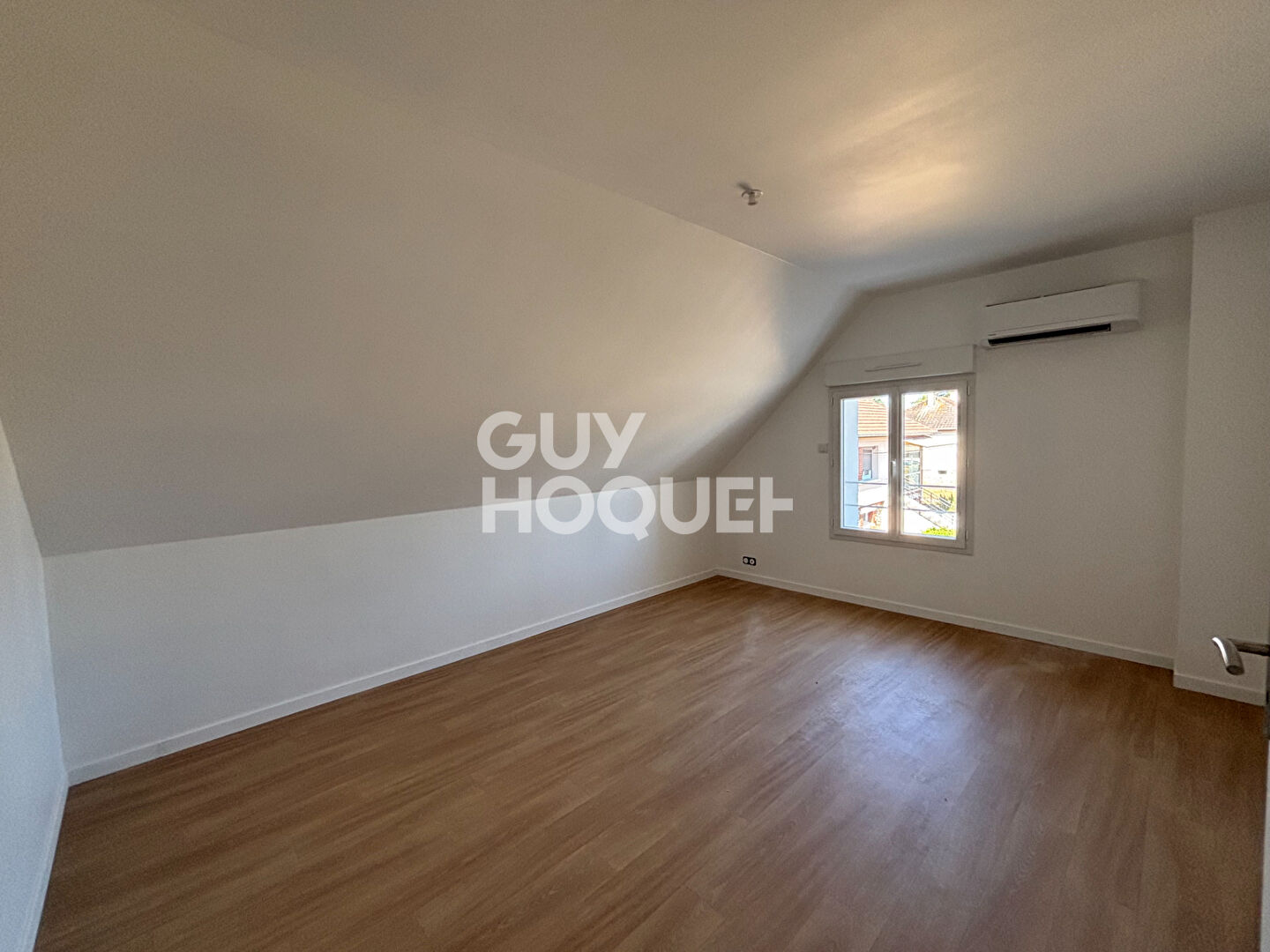 À louer : Très beau Duplex 3 pièces de 85 m²  refait à neuf à Bourg-Achard avec jardin