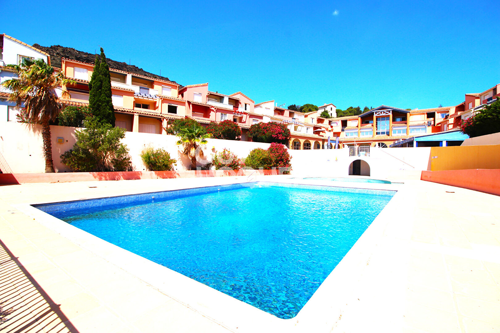 CERBERE - T3 de 37.05 m²  - Belle piscine et  Vue latérale Mer