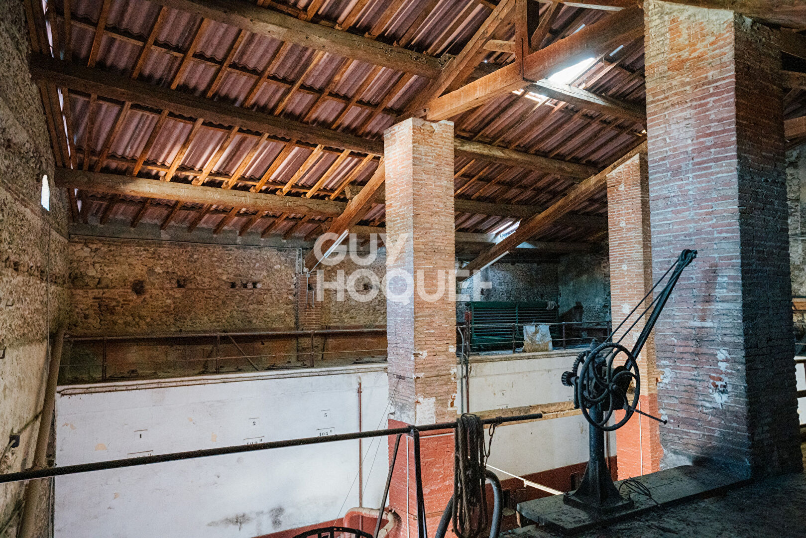 CAVE 280 m2 AU SOL SUR 9.12 DE HAUT