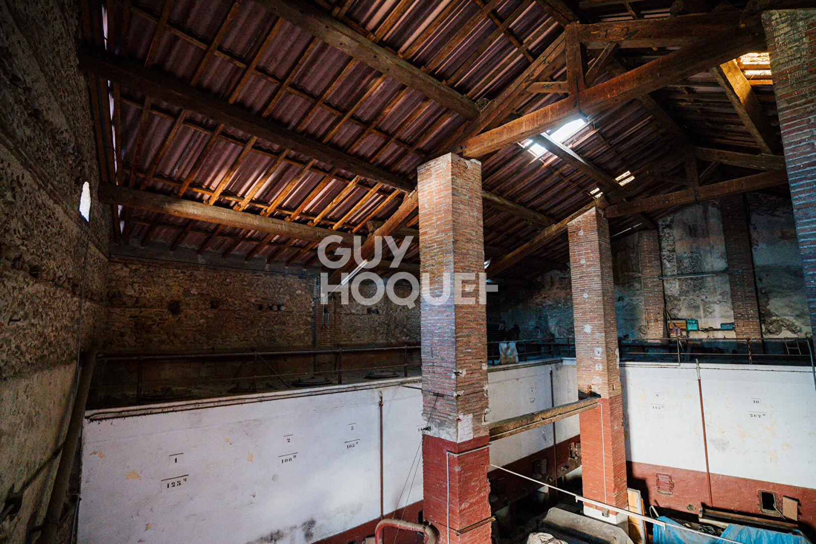 CAVE 280 m2 AU SOL SUR 9.12 DE HAUT