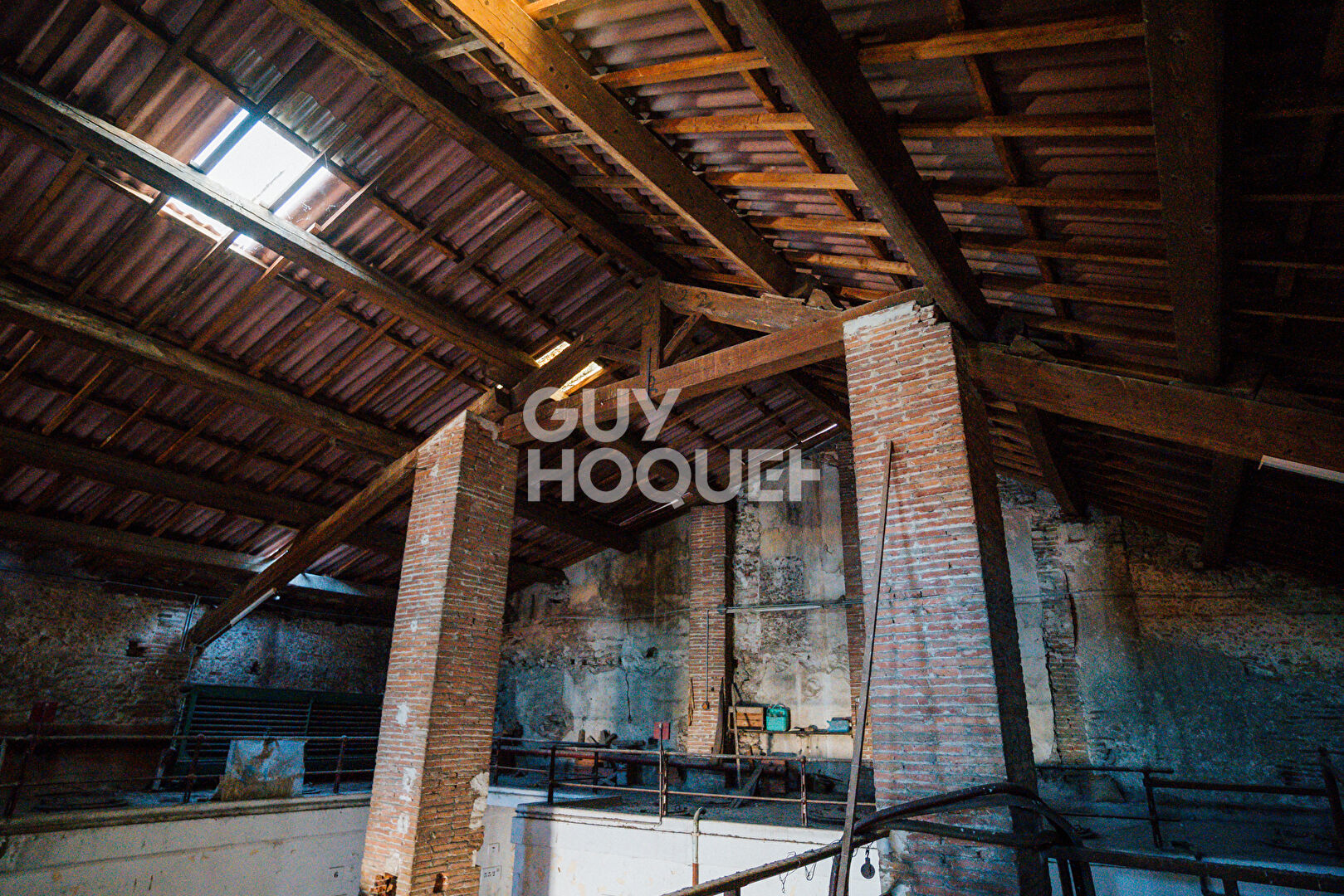 CAVE 280 m2 AU SOL SUR 9.12 DE HAUT