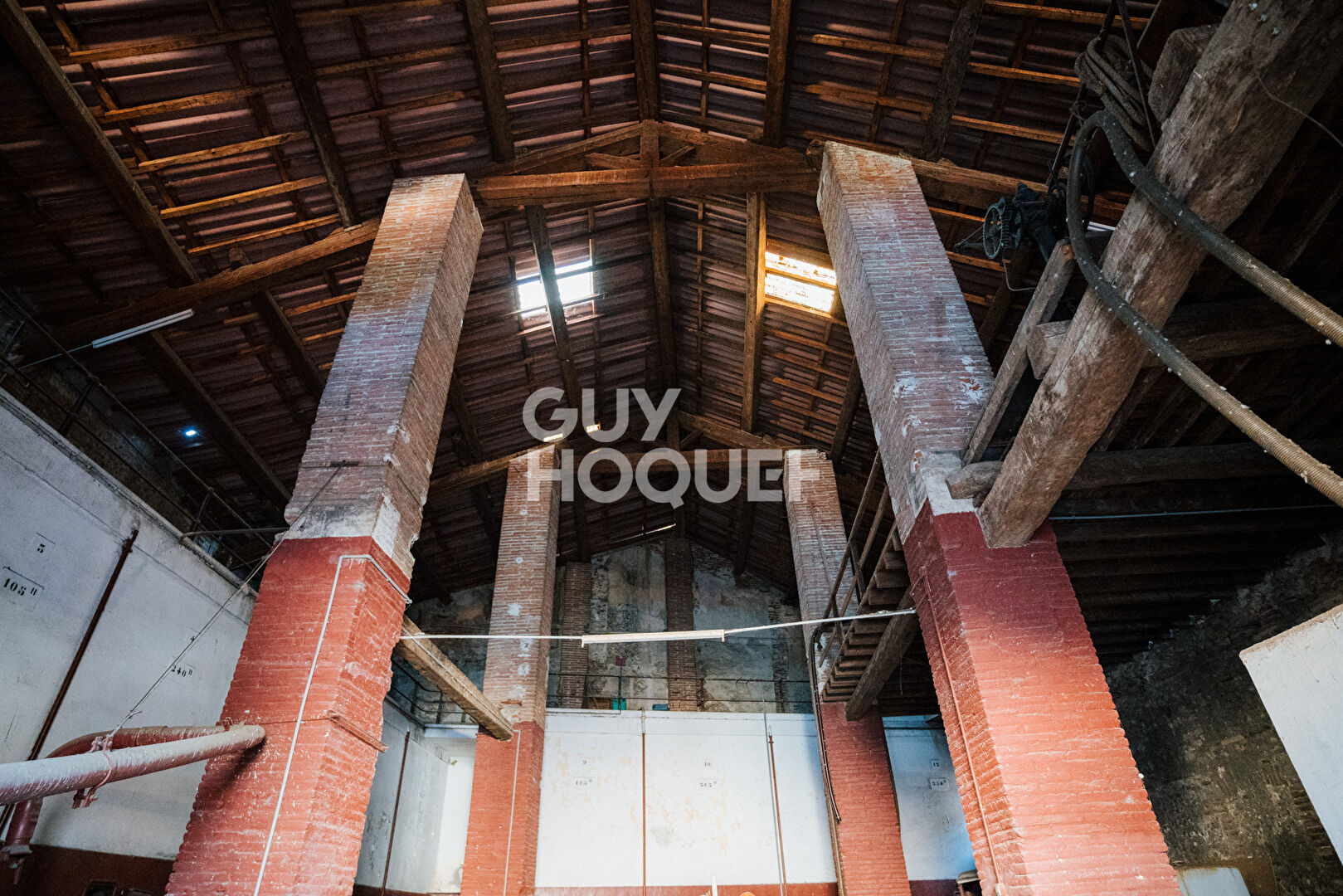 CAVE 280 m2 AU SOL SUR 9.12 DE HAUT