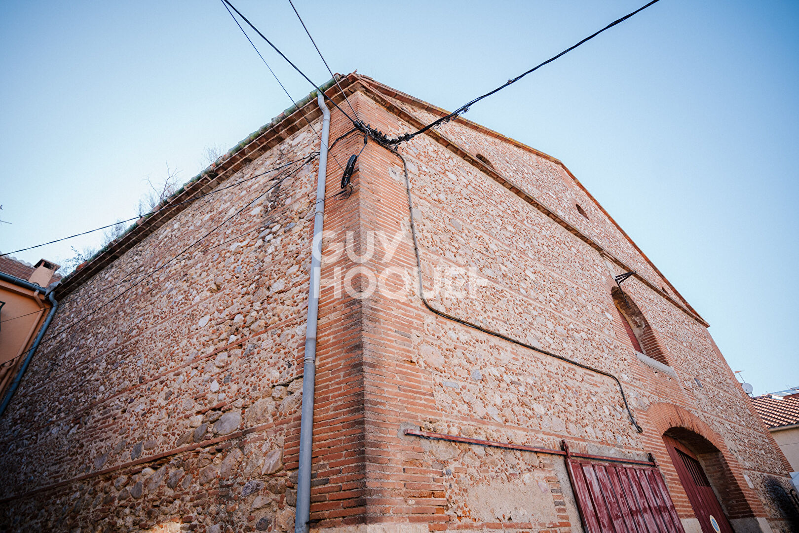 CAVE 280 m2 AU SOL SUR 9.12 DE HAUT