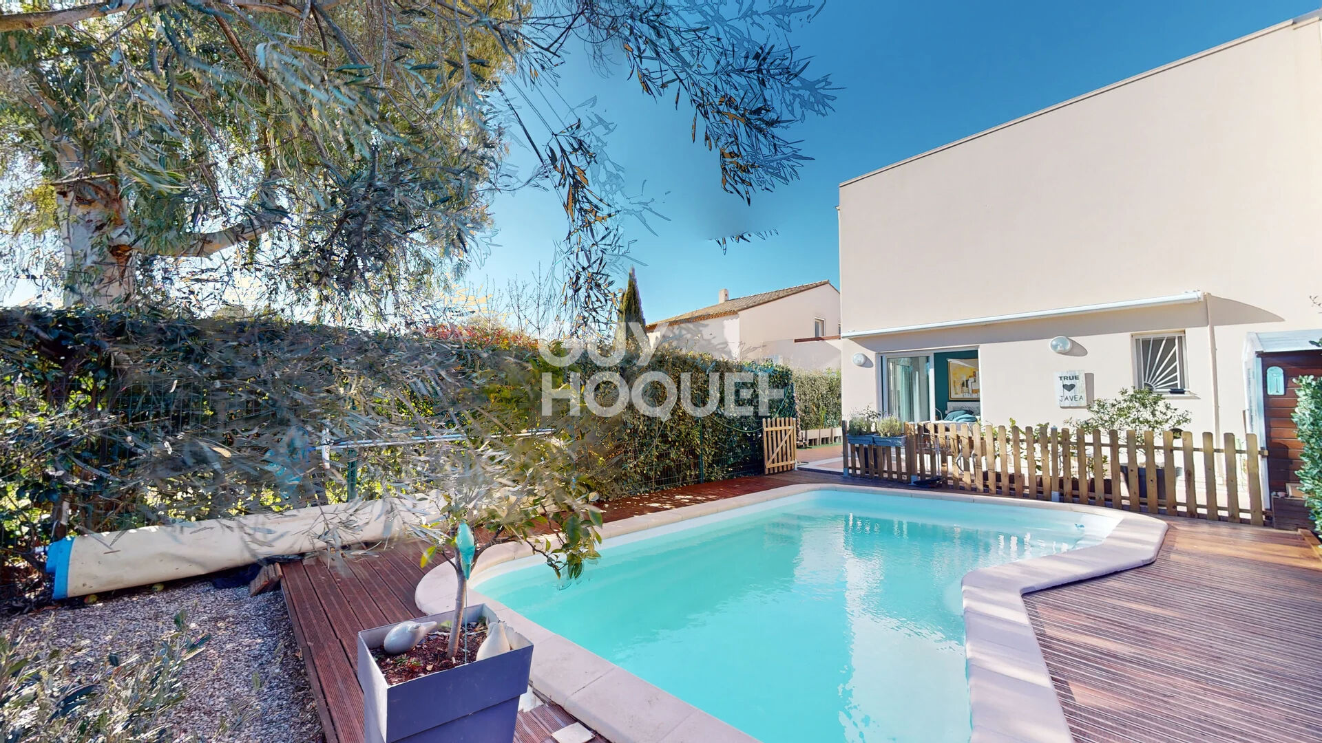 Villa de Plain pied /appartement - 3 pièces + 2 parkings - piscine privative