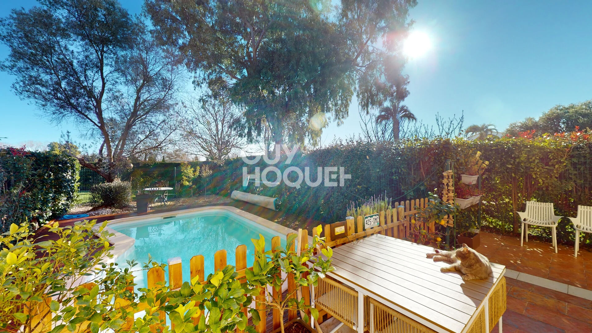 Villa de Plain pied /appartement - 3 pièces + 2 parkings - piscine privative