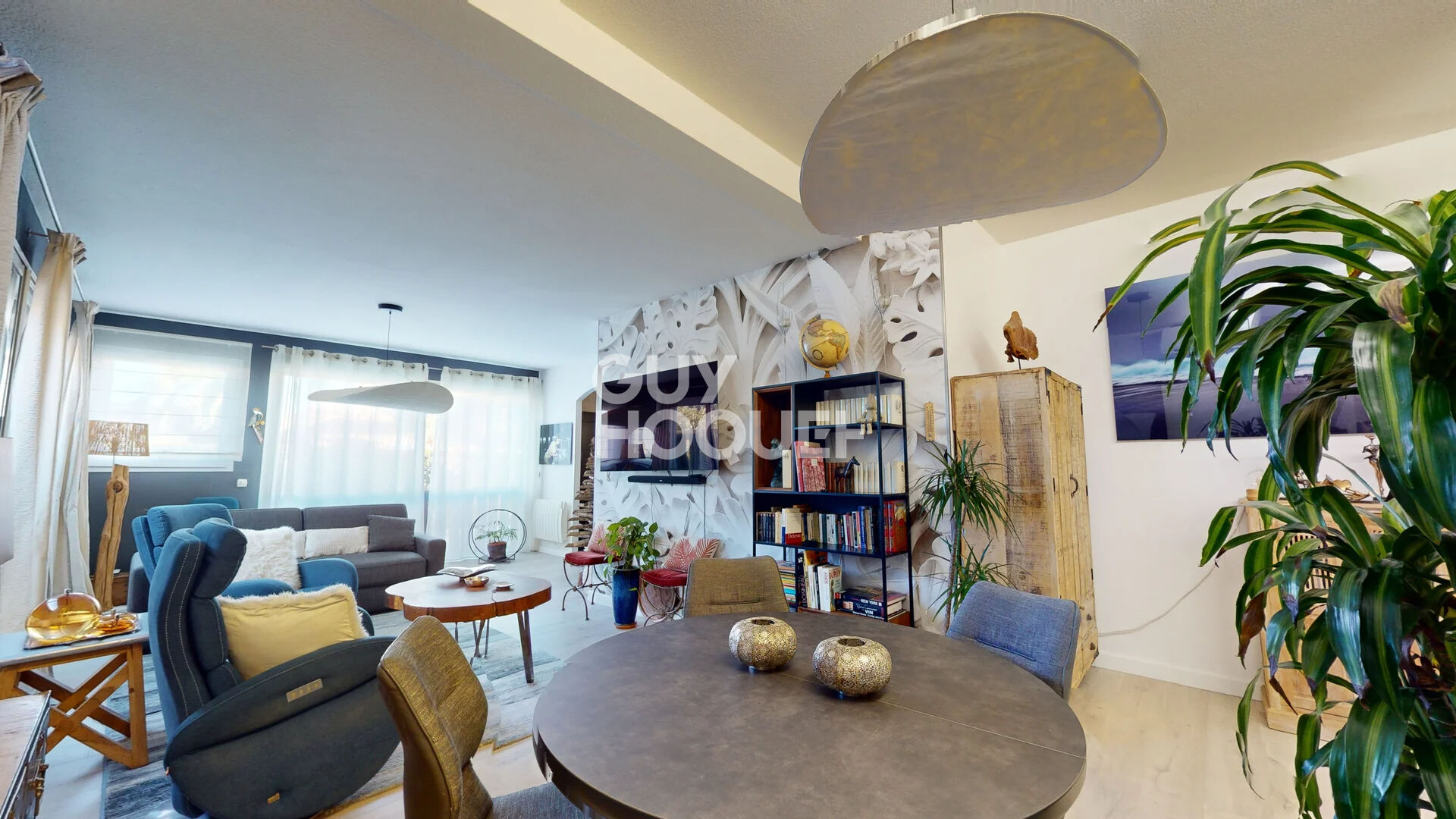 Villa de Plain pied /appartement - 3 pièces + 2 parkings - piscine privative