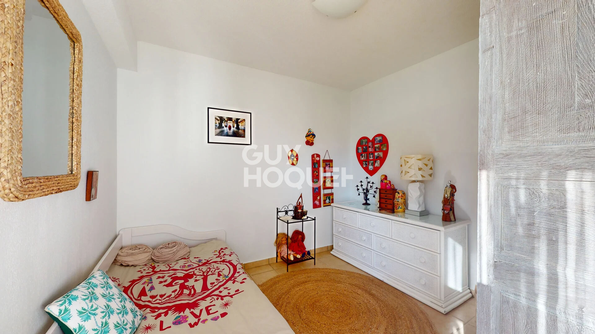 Villa de Plain pied /appartement - 3 pièces + 2 parkings - piscine privative