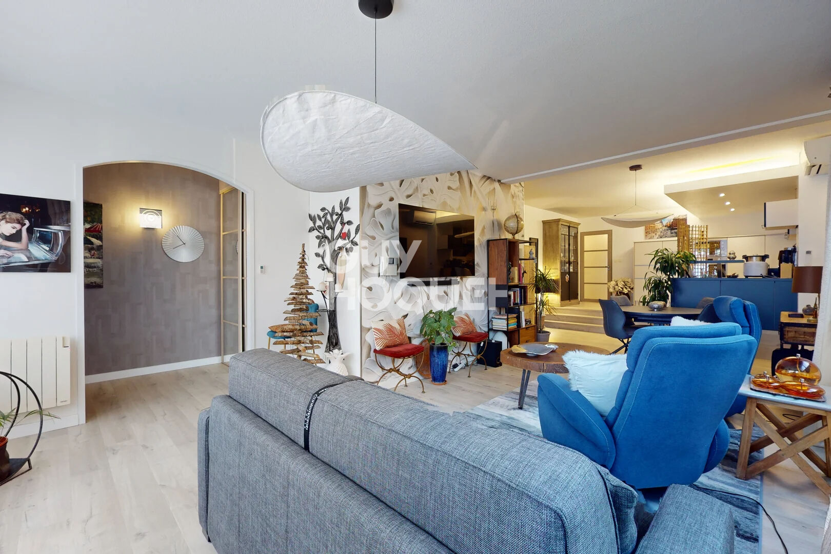 Villa de Plain pied /appartement - 3 pièces + 2 parkings - piscine privative