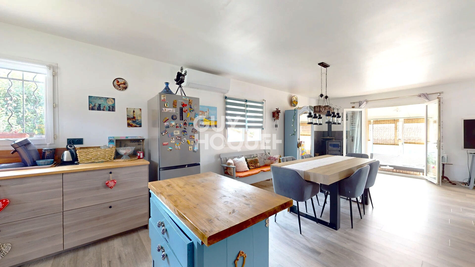 Maison de plain-pied 3 faces avec véranda  et garage - Secteur très calme et recherché.