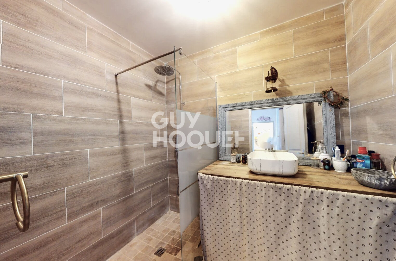 Maison de plain-pied 3 faces avec véranda  et garage - Secteur très calme et recherché.