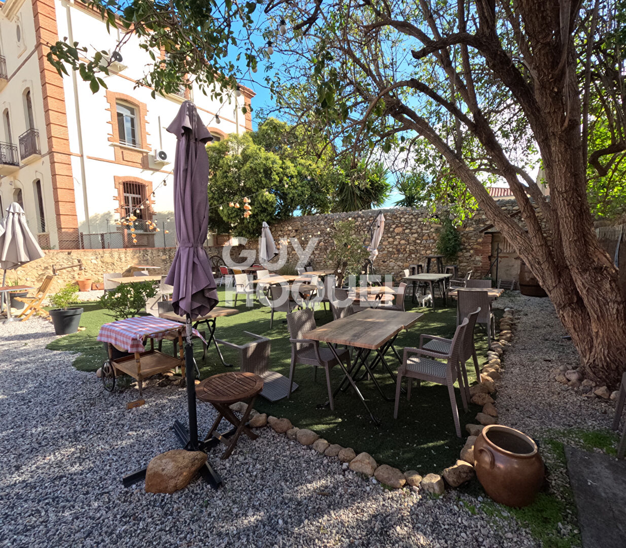 Ensemble immobilier Professionnel  ( terrain constructible , restaurant et appartement 80m2)