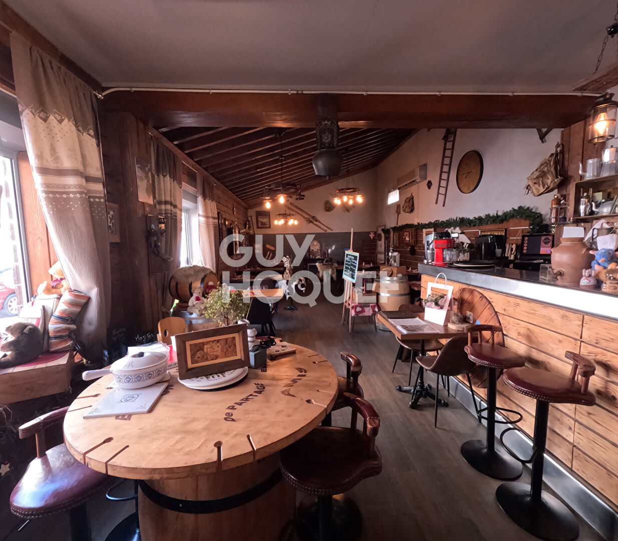 Ensemble immobilier Professionnel  ( terrain constructible , restaurant et appartement 80m2)