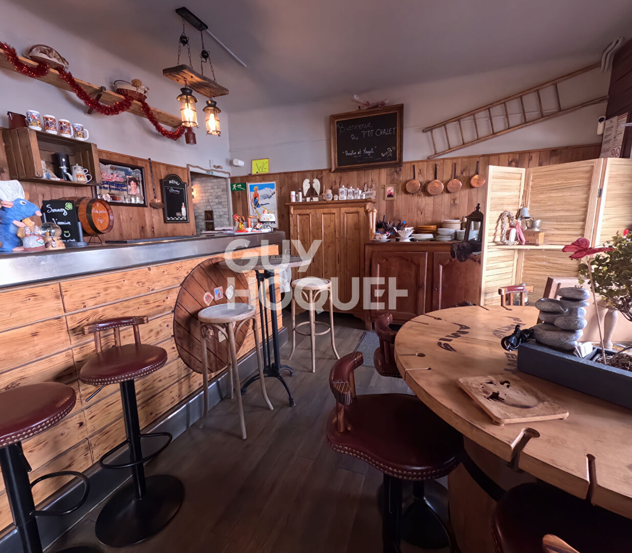 Ensemble immobilier Professionnel  ( terrain constructible , restaurant et appartement 80m2)