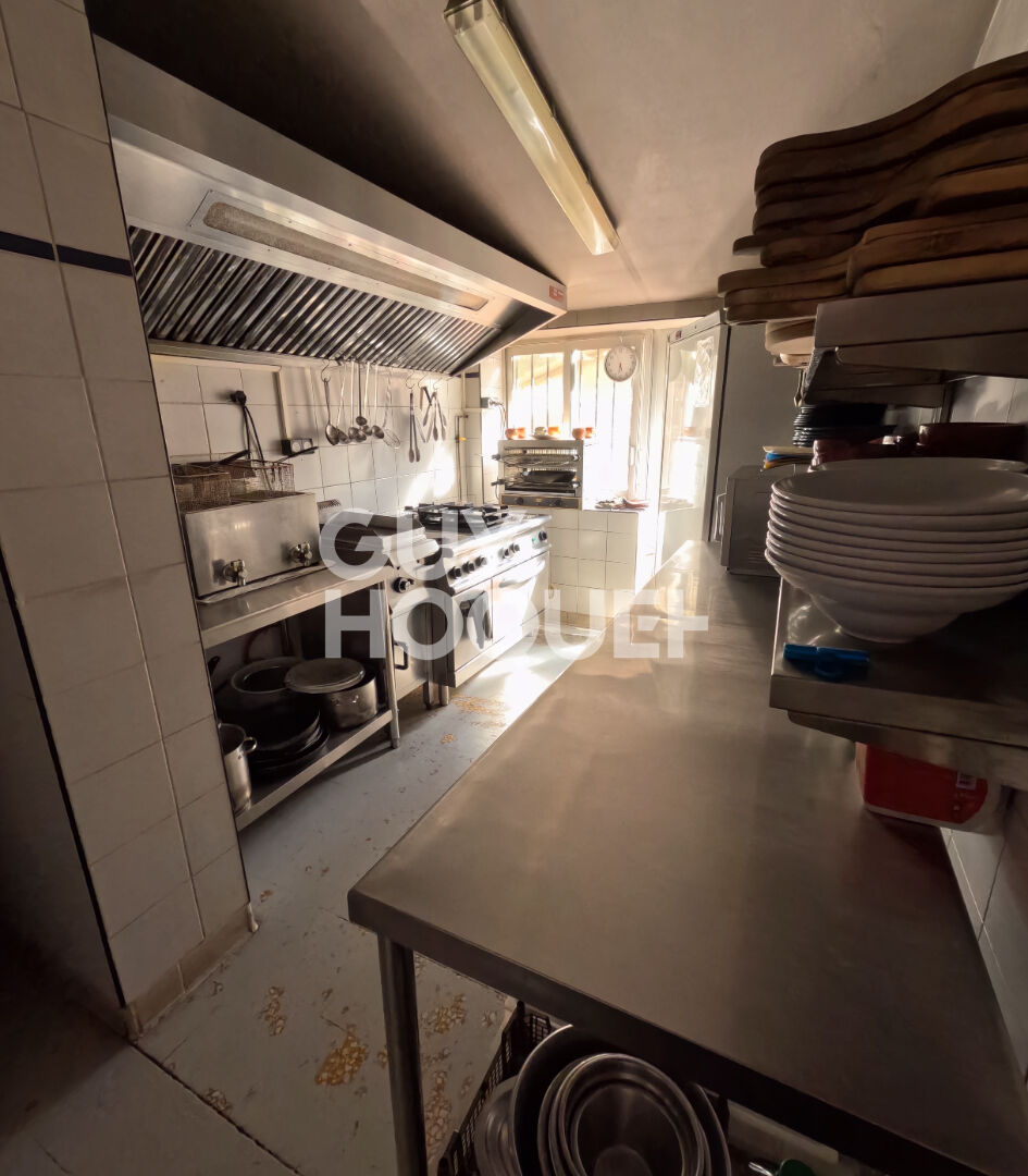 Ensemble immobilier Professionnel  ( terrain constructible , restaurant et appartement 80m2)