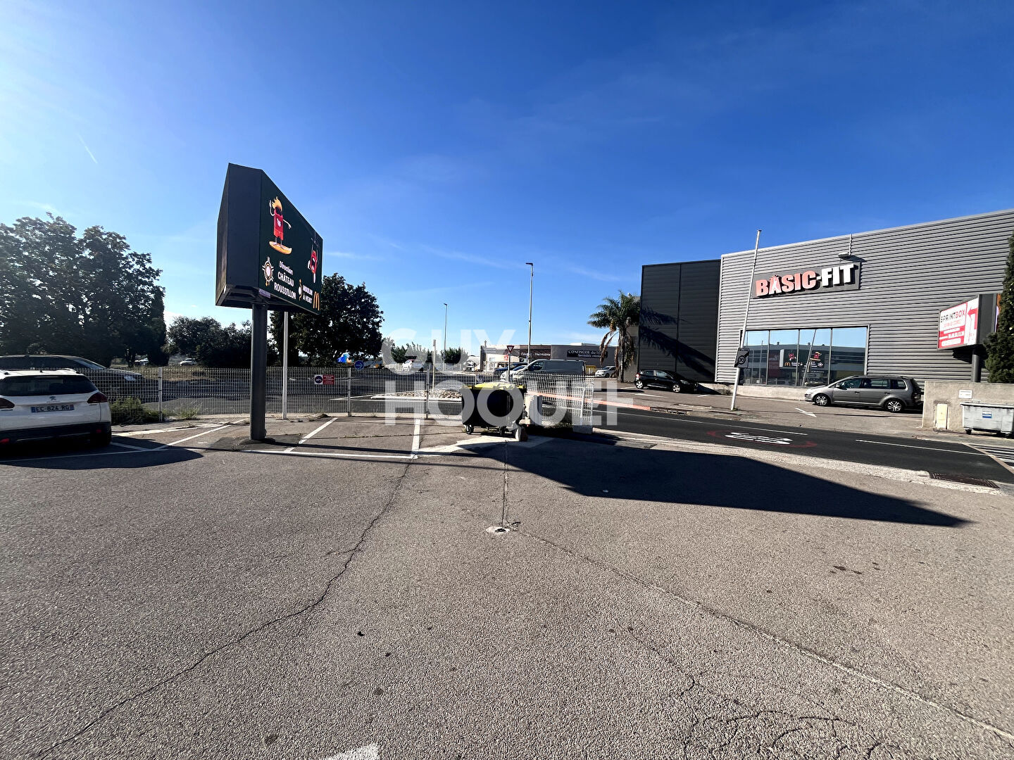 Local pour activité ou stockage avec bureaux