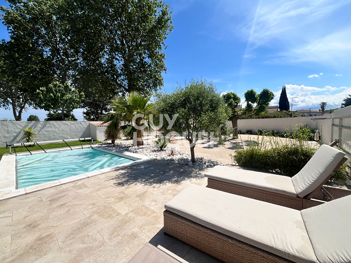 Maison d'Exception à Vendre à Théza - Un Havre de Paix et de Confort