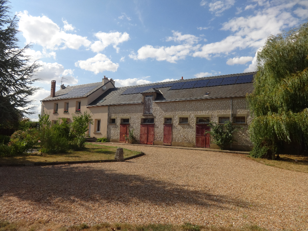 À vendre, maison d'une surface habitable de 223,3 m², 8 pièces à CHÂTEAUDUN (28200).