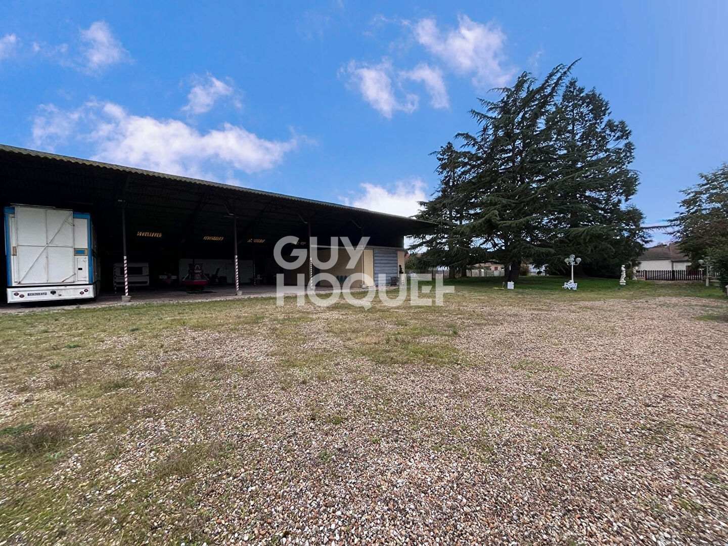 HANGAR DE PLUS DE 350m²