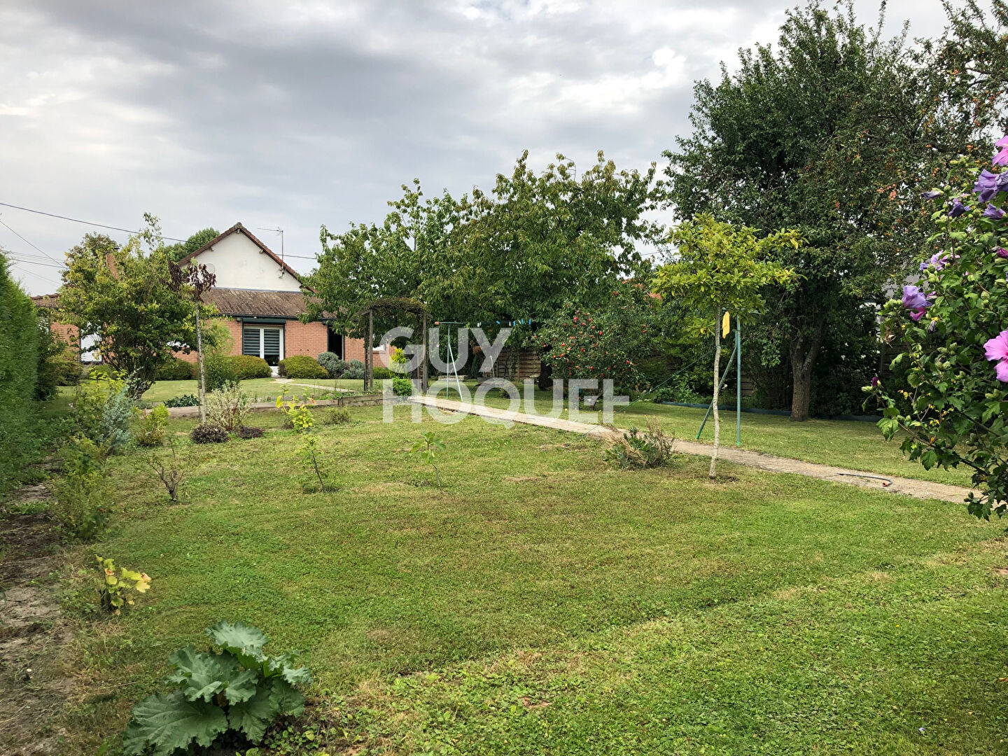 Charmante Maison à Vendre  - 7 Pièces avec Jardin et Garage !