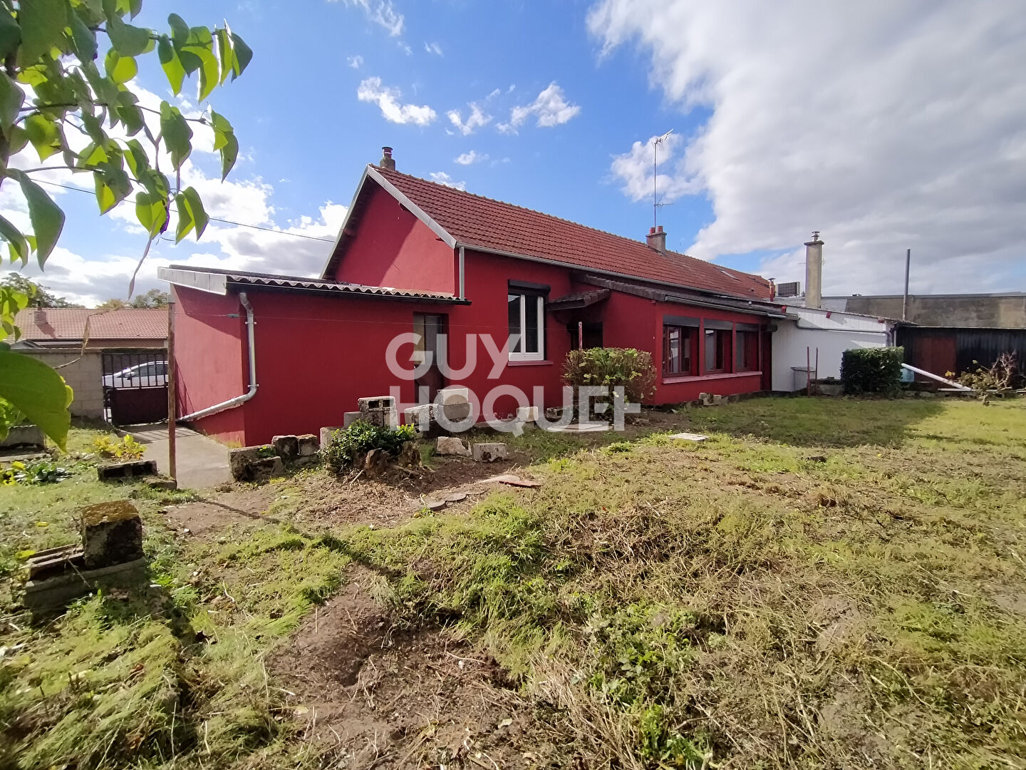 Maison de plain-pied à vendre à PÉRONNE (80200) avec garage et véranda.