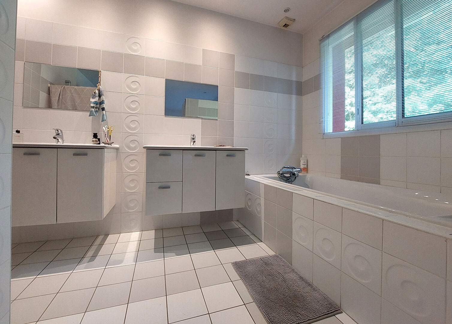 Contemporaine offrant de beaux volumes accès 4 voies rapide
