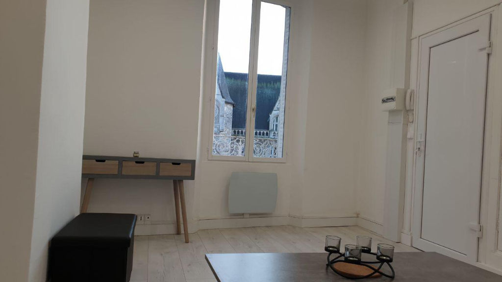 STUDIO MEUBLÉ  A LOUER - PUISEAUX