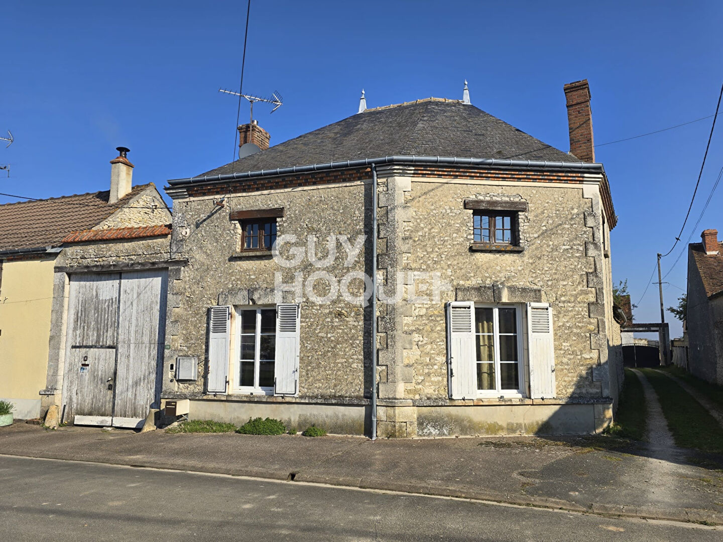 Située entre PITHIVIERS, BEAUNE LA ROLANDE et PUISEAUX,
