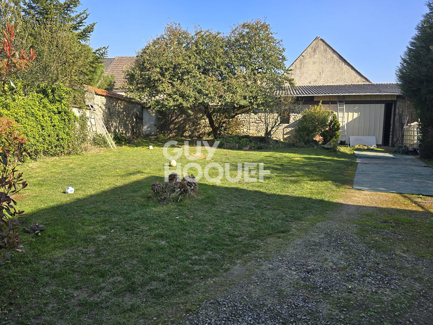 Située entre PITHIVIERS, BEAUNE LA ROLANDE et PUISEAUX,