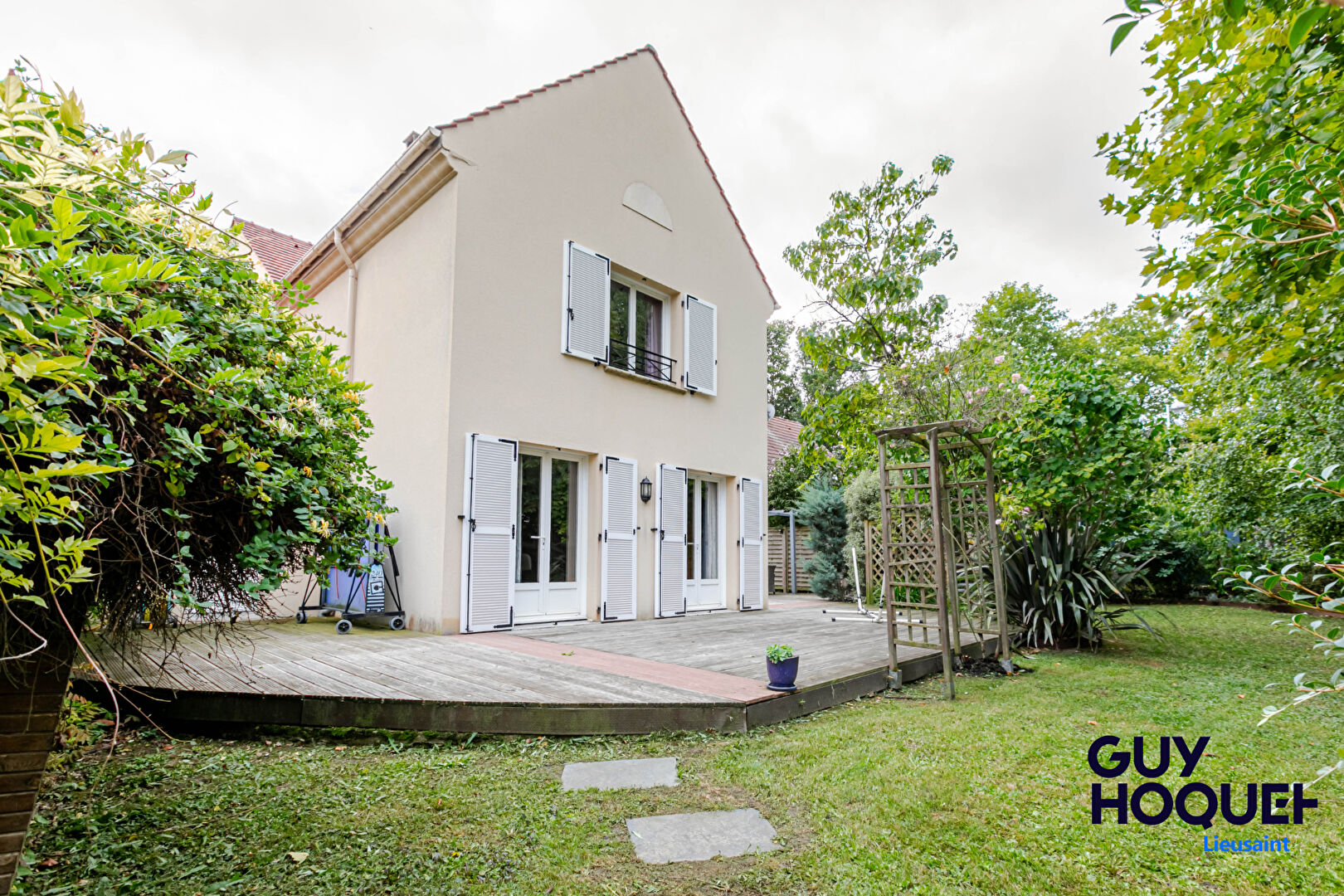 Maison spacieuse à vendre à Lieusaint - 5 chambres, jardin et garage