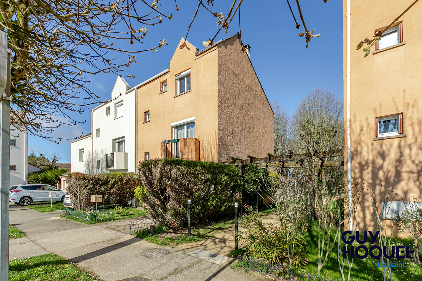 Vente : maison 5 pièces 3 chambres, 2 salles d'eau 1 salle de bains à LIEUSAINT !