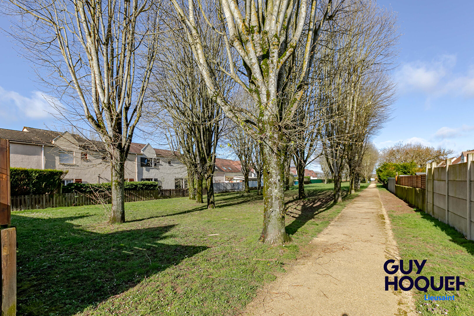 Vente : maison 5 pièces 3 chambres, 2 salles d'eau 1 salle de bains à LIEUSAINT !
