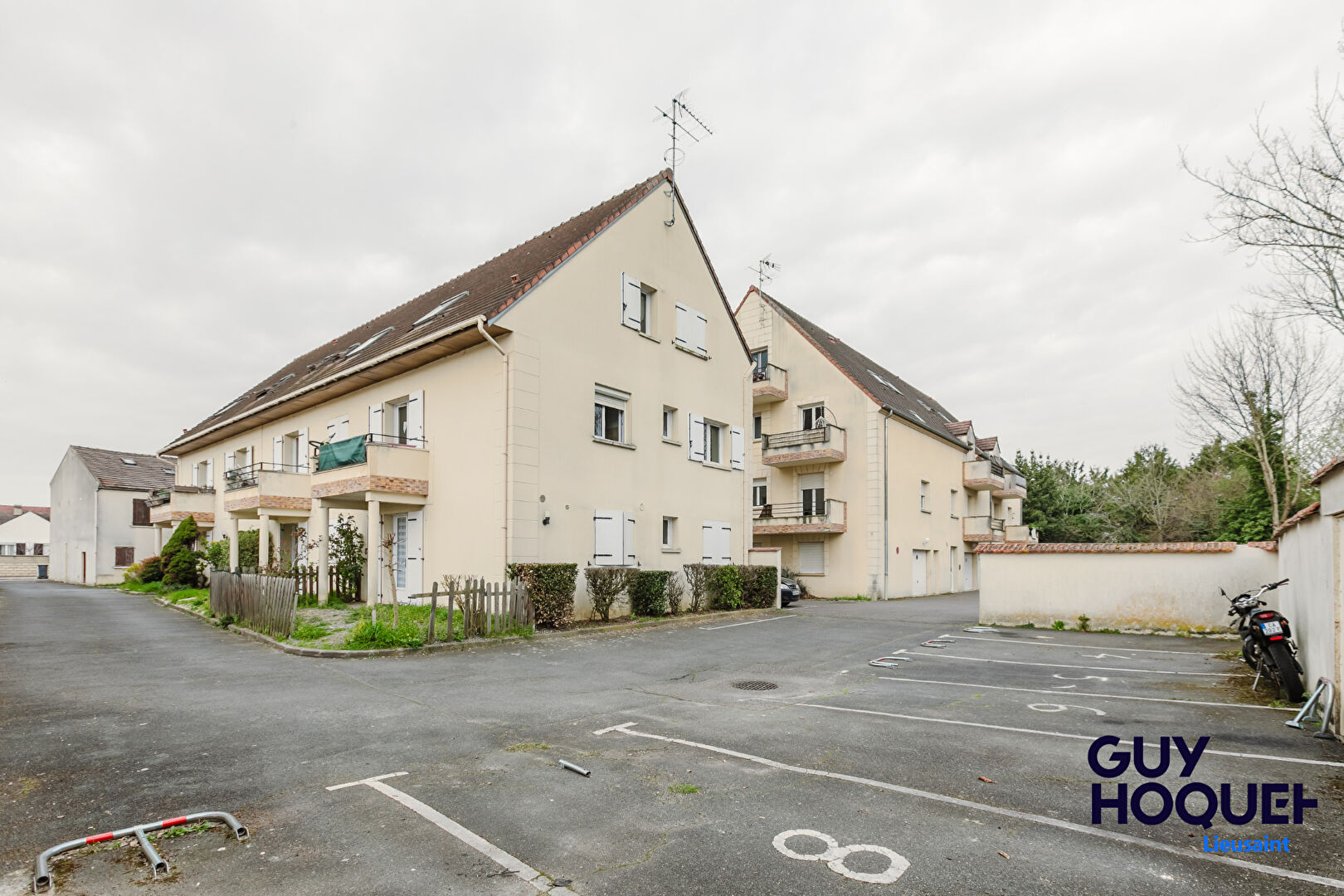 Appartement Lieusaint  appartement 2 pièce(s) 40 m2 avec Box, Place de parking et jardin !