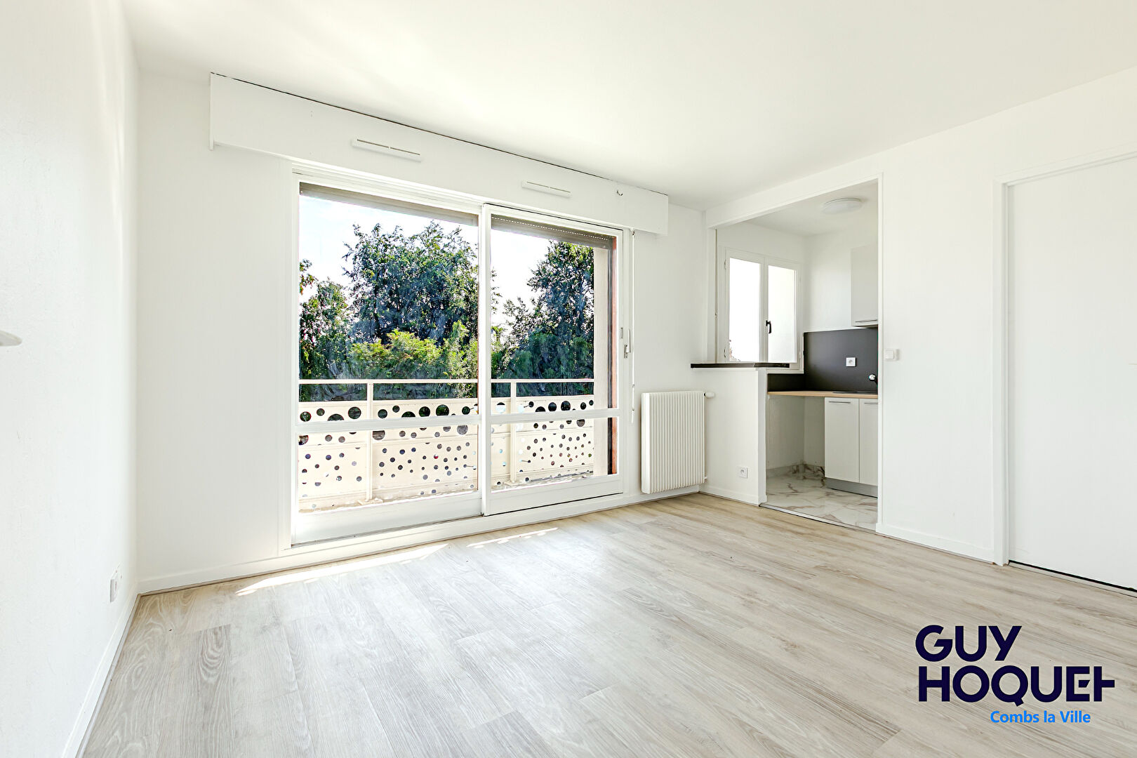 À vendre : studio à Combs-la-Ville avec terrasse et place de parking