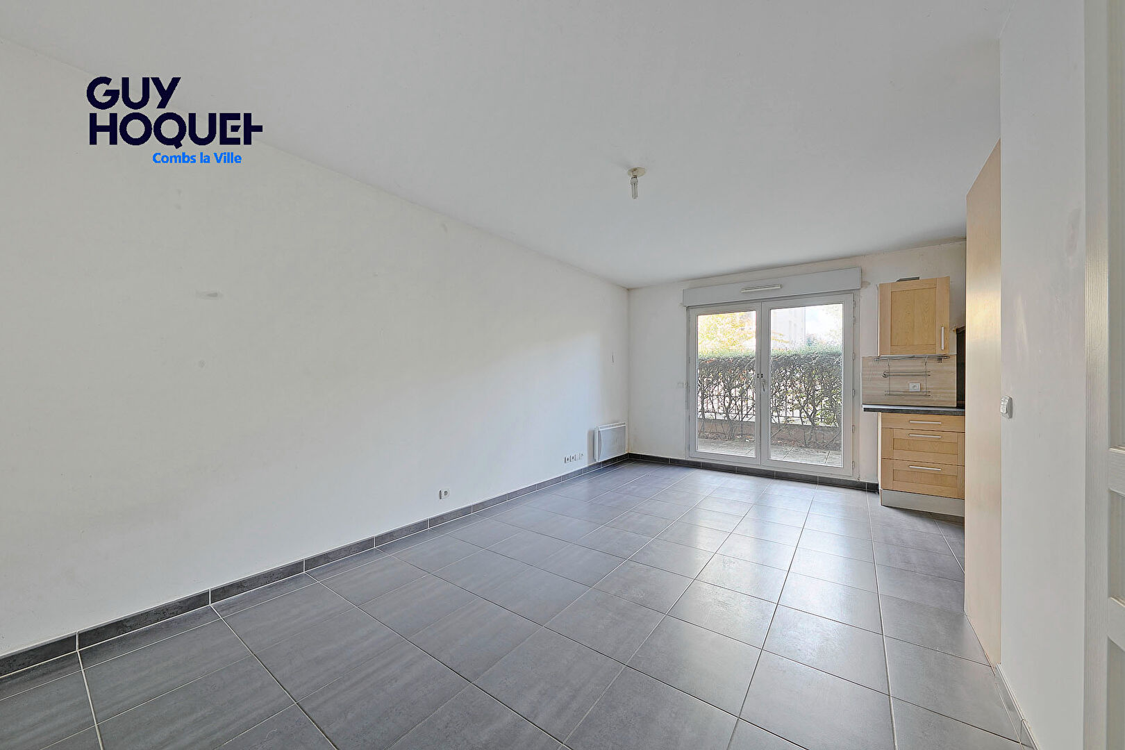 À vendre : Appartement 2 pièces à COMBS LA VILLE avec terrasse et  garage fermé